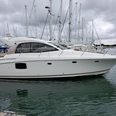 Zen Dog Luxury Motor Yacht Otel Lymington Dış mekan fotoğraf