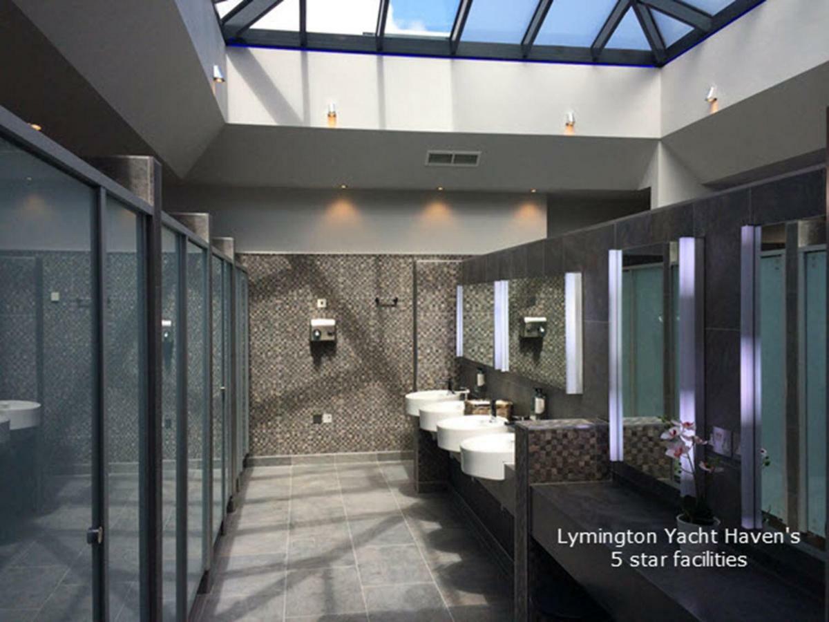 Zen Dog Luxury Motor Yacht Otel Lymington Dış mekan fotoğraf